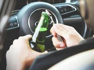 botella de cerveza en el coche