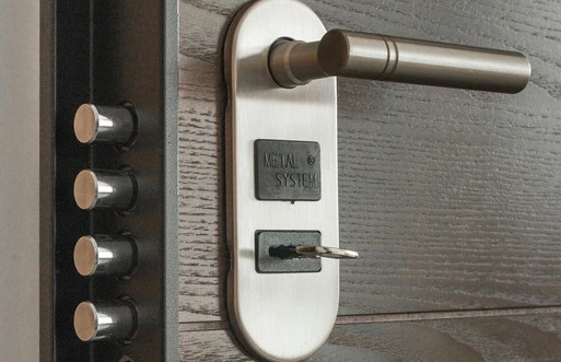 cerraduras inteligentes en una puerta