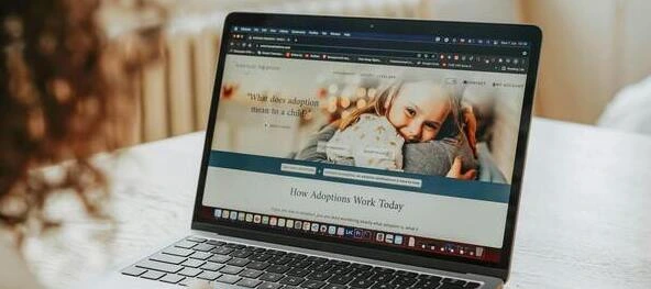 sitio web en la pnatalla del portatil